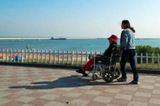 简阳八旬老人推轮椅带老伴游中国(为了方便推轮椅带老伴出门)
